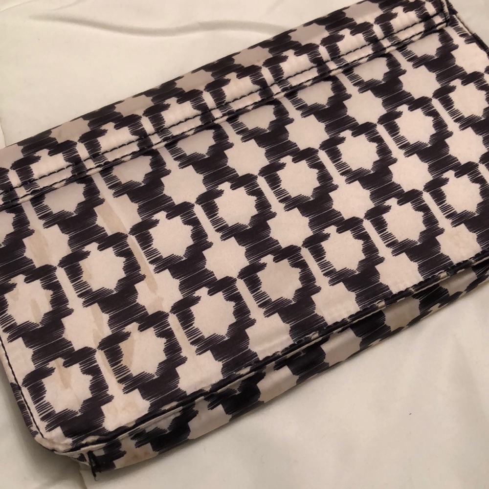 Beautiful patterned clutch - Picture 3 of 3